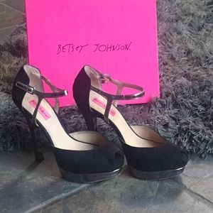 Betsy Johnson peep toe sandal